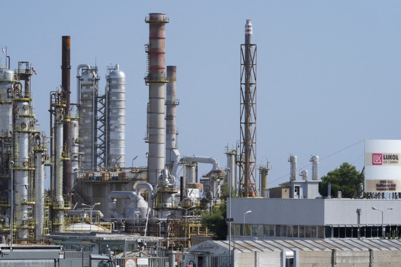 &copy; Reuters. La raffineria Lukoil a Priolo, in Sicilia. REUTERS/Antonio Parrinello