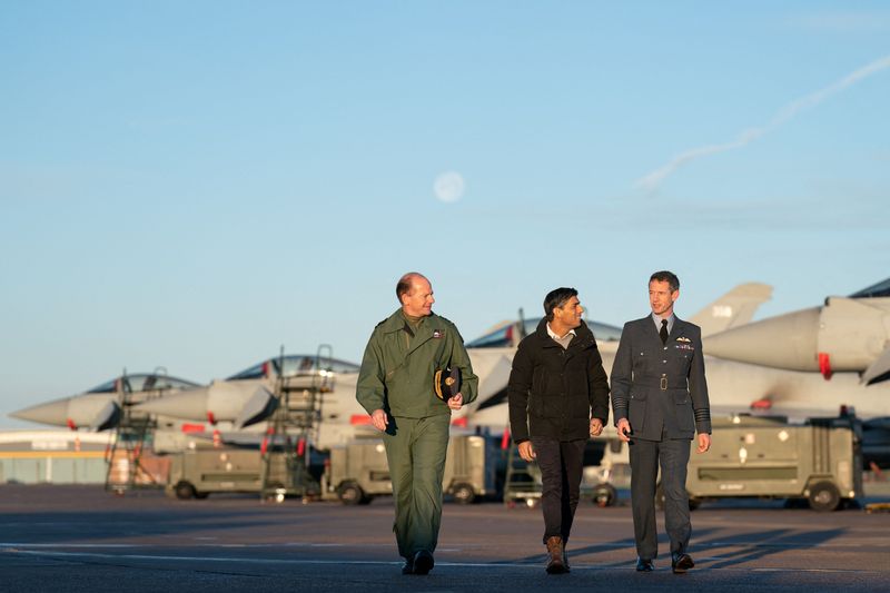 &copy; Reuters. El Mariscal Jefe del Aire Mike Wigston (a la izquierda) y el Comandante de Estación del Aeropuerto Coningsby de la Real Fuerza Aérea (RAF) Billy Cooper (a la derecha) con el Primer Ministro Rishi Sunak durante su visita al Aeropuerto Coningsby de la RAF