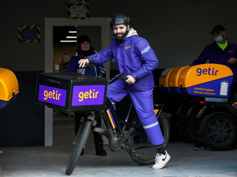 &copy; Reuters. FILE PHOTO: A courier of the fast grocery deliverer Getir rides a bike as Amsterdam and Rotterdam have moved to ban new "dark store" delivery hubs in the city centres, in Amsterdam, Netherlands February 8, 2022. REUTERS/Piroschka van de Wouw/File Photo