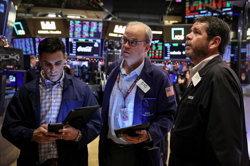 &copy; Reuters. متعاملون يتابعون حركة تداول الأسهم ببورصة نيويورك في السابع من ديسمبر كانون الأول 2022. تصوير : برندان ماكدرميد- رويترز .  