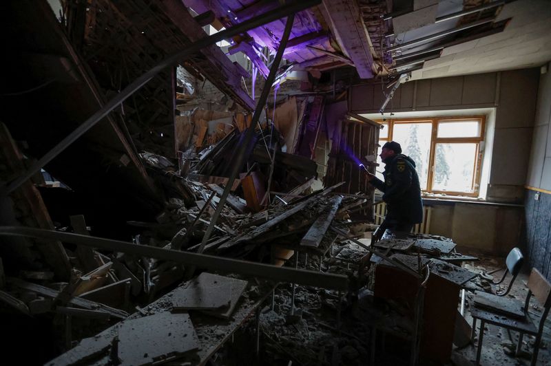 &copy; Reuters. موظف بوزارة الطواريء يفحص مبنى جامعة محلية تضرر بشدة جراء القصف الأخير  في ظل الصراع الروسي الأوكراني في دونيتسك يوم الجمعة. تصوير: ألكسندر 