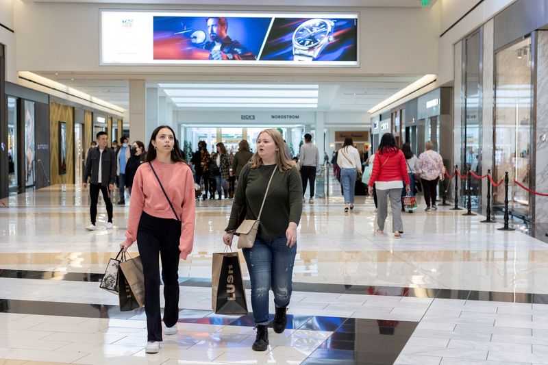 &copy; Reuters. FILE PHOTO: People carrying shopping bags walk inside the King of Prussia shopping mall in King of Prussia, Pennsylvania, U.S. November 26, 2021.  REUTERS/Rachel Wisniewski/File Photo