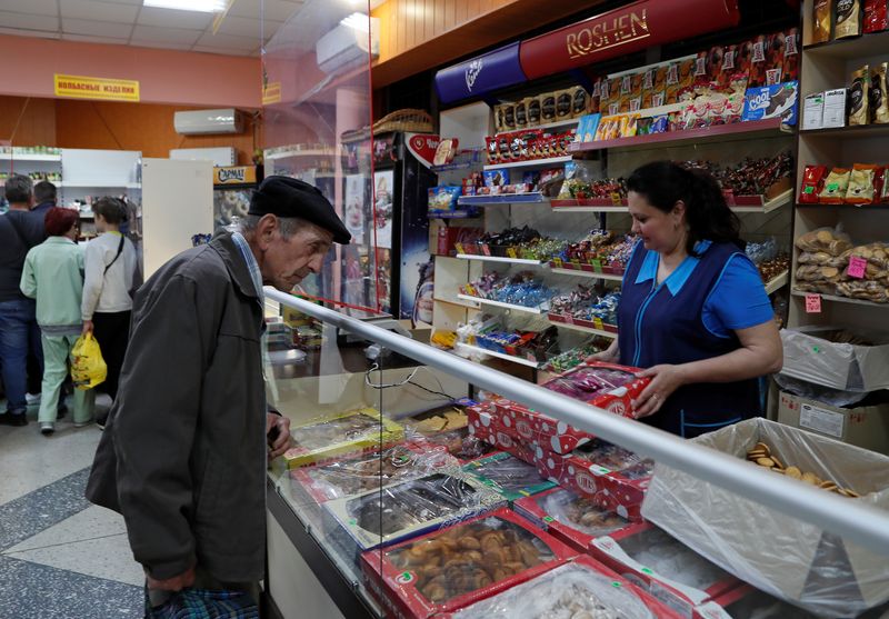 &copy; Reuters. FILE PHOTO: A local resident shops at a grocery store during Ukraine-Russia conflict in the town of Svitlodarsk in the Donetsk region, Ukraine May 25, 2022. REUTERS/Alexander Ermochenko