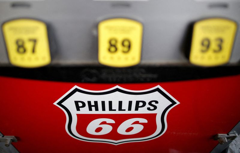 &copy; Reuters. FILE PHOTO: A Phillips 66 gas pump is seen at a station in the Chicago suburb of Wheeling, Illinois, U.S., October 27, 2016. REUTERS/Jim Young/File Photo/File Photo