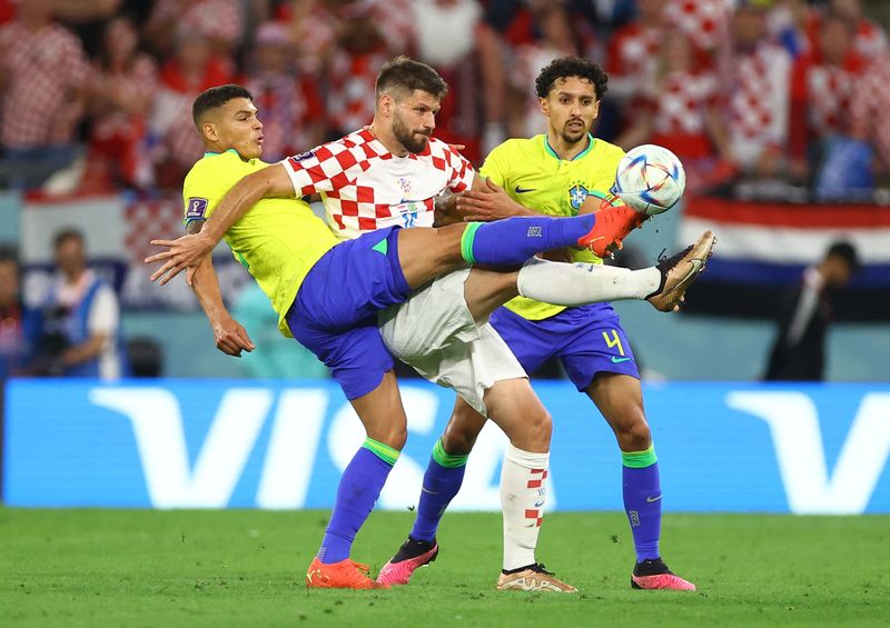 &copy; Reuters. Thiago Silva e Marquinhos disputam bola com Bruno Petkovic durante partida entre Brasil e Croácia pelas quartas de final da Copa do Mundo do Catar
09/12/2022 REUTERS/Hannah Mckay