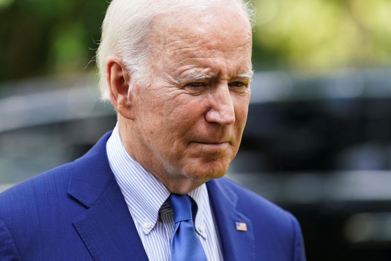 © Reuters. U.S. President Joe Biden speaks to the media after an alleged Russian missile blast in Poland, in Bali, Indonesia, November 16, 2022. REUTERS/Kevin Lamarque