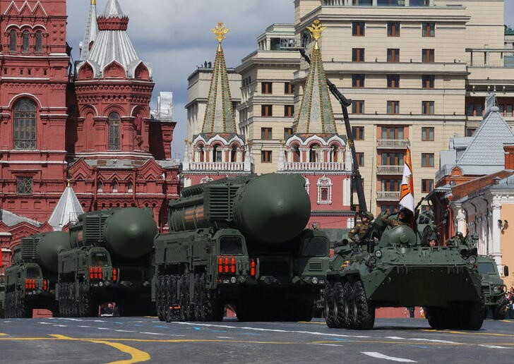 &copy; Reuters. Imagen de archivo de un blindado BTR-82A desfilando frente a misiles balísticos intercontinentales Yars por la Plaza Roja, Moscú, Rusia. 9 mayo 2022. REUTERS/Evgenia Novozhenina