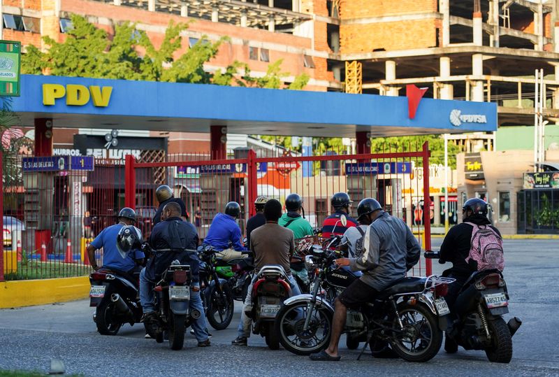 &copy; Reuters. Motorcycle drivers wait to get gasoline amid repeated outages at refineries operated by state oil company PDVSA and a lack of imports of diesel and gasoline, in Maracay, Venezuela, December 9, 2022. REUTERS/Juan Diasparra 