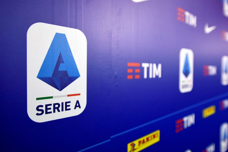 &copy; Reuters. شعار رابطة دوري الدرجة الأولى الإيطالي لكرة القدم على مقرها في ميلانو - صورة من أرشيف رويترز. 