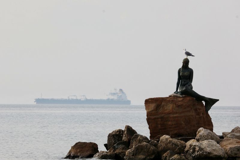 &copy; Reuters. Uma gaivota pousa no topo de uma estátua de sereia, com o petroleiro Humble Warrior transportando petróleo cazaque ao fundo no ancoradouro de Dardanelos, perto de Sarkoy, perto de Tekirdag, Turquia, 9 de dezembro de 2022. REUTERS/Yoruk Isik
