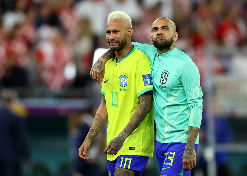 &copy; Reuters. نيمار وداني ألفيس في حالة حزن عقب خسارة البرازيل أمام كرواتيا بركلات الترجيح في كأس العالم في قطر يوم الجمعة. تصوير: هانا مكاي-رويترز.