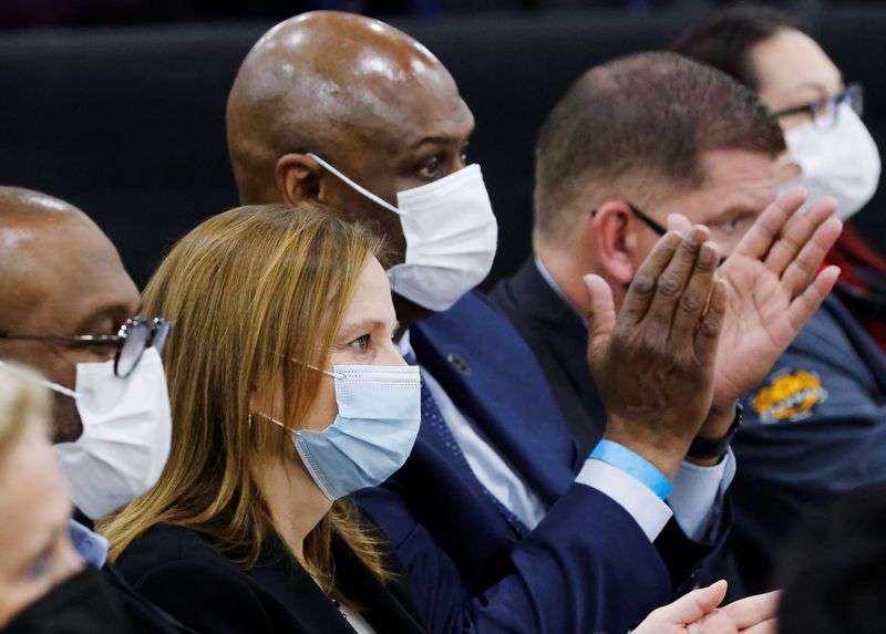 © Reuters. General Motors Chief Executive Mary Barra, United Auto Workers (UAW) President Ray Curry, and U.S. Secretary of Labor Marty Walsh watch as U.S. President Joe Biden delivers remarks after touring the General Motors 'Factory ZERO' electric vehicle assembly plant in Detroit, Michigan, U.S. November 17, 2021. REUTERS/Jonathan Ernst