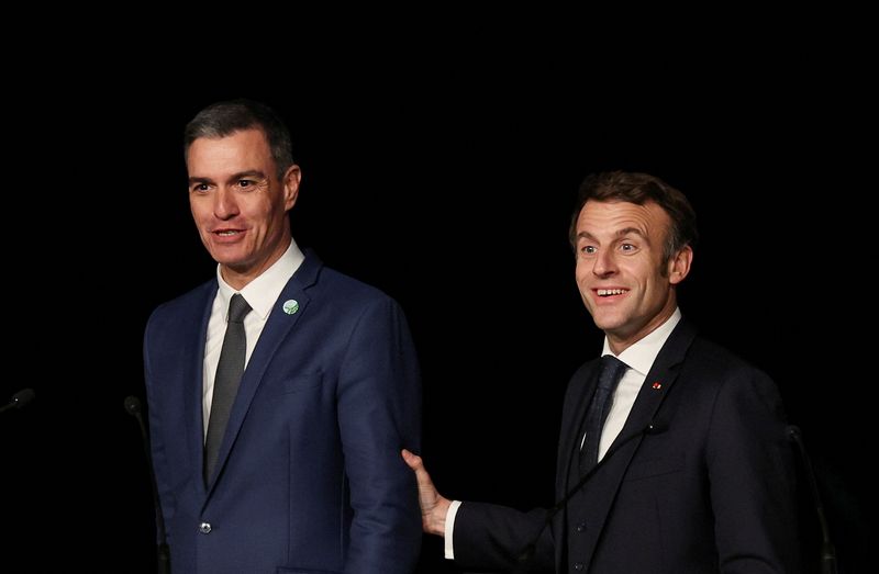 &copy; Reuters. Photo du Premier ministre espagnol Pedro Sanchez et d'Emmanuel Macron lors d'une conférence de presse au sommet des pays du sud de l'Union européenne, à Alicante en Espagne. /Photo prise le 9 décembre 2022/REUTERS/Violeta Santos Moura