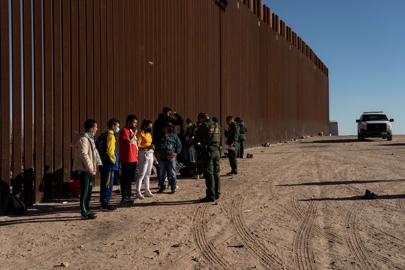 &copy; Reuters. FILE PHOTO: Migrants seeking asylum in the U.S. from Colombia are being processed by the U.S. border patrol after crossing the border from Mexico at Yuma, Arizona, U.S., February 18, 2022. REUTERS/Go Nakamura