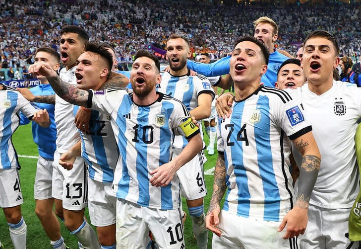 © Reuters. Dic 9, 2022 
Foto del viernes de los futbolistas Argentina Lionel Messi, Enzo Fernandez y sus compañeros celebrando la clasificación a las semifinales del Mundial 
REUTERS/Molly Darlington