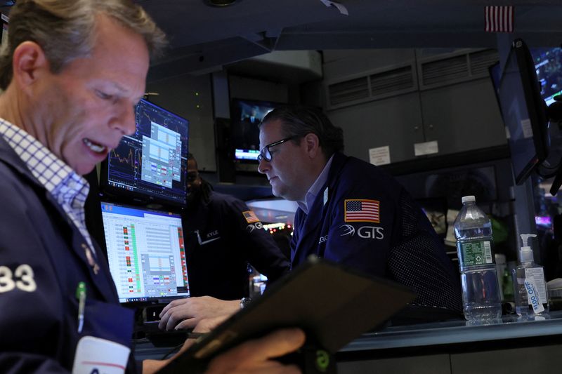 © Reuters. Traders work on the floor of the New York Stock Exchange (NYSE) in New York City, U.S., December 9, 2022.  REUTERS/Brendan McDermid