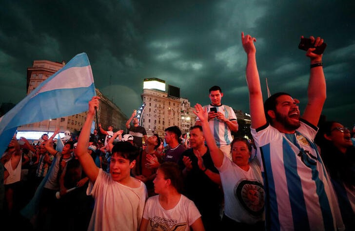 &copy; Reuters. Hinchas observan el partido entre Argentina y Países Bajos del Mundial de Qatar desde el centro de Buenos Aires. December 9, 2022, Argentina. REUTERS/Agustin Marcarian