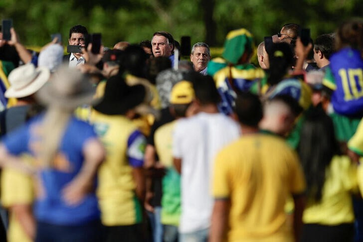 &copy; Reuters. El presidente de Brasil, Jair Bolsonaro, se reúne con sus partidarios fuera del Palacio de Gobierno, en Brasilia, Brasil. Diciembre 9, 2022. REUTERS/Ueslei Marcelino