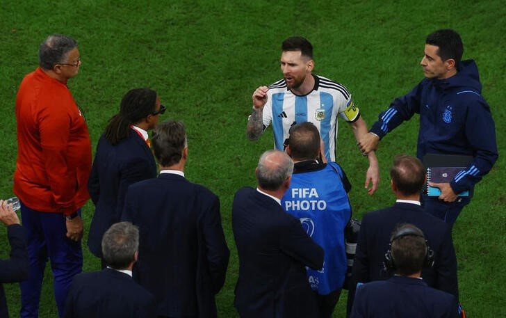 &copy; Reuters. Dic 9, 2022  
Foto del viernes del capitán de Argentina Lionel Messi discutiendo con el DT de Países Bajos Louis van Gaal y su asistente Edgar Davids tras la clasificación a semifinales 
REUTERS/Paul Childs