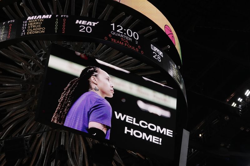 &copy; Reuters. ロシアで服役中だった米女子バスケットボール東京五輪代表ブリトニー・グライナー選手（３２）が８日、囚人交換で釈放されたことを受け、スポーツ界から喜びの声が上がっている。米フ