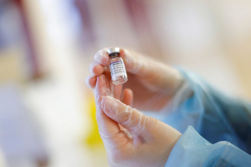 &copy; Reuters. FILE PHOTO: A nurse displays a vial of the Comirnaty by BioNTech/Pfizer vaccine against the coronavirus disease (COVID-19) at a vaccination centre in Berlin, Germany, January 1, 2022. REUTERS/Michele Tantussi