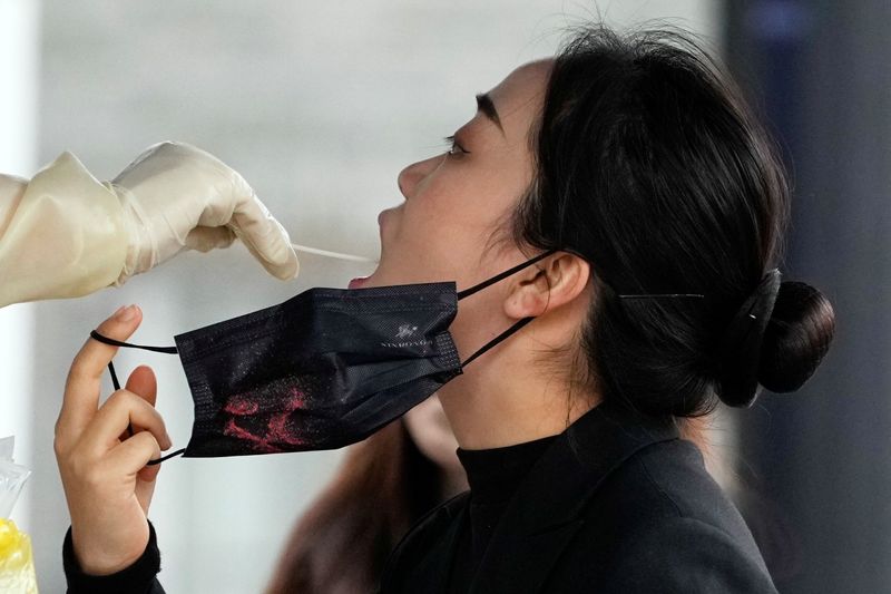 &copy; Reuters. امرأة تجري اختبار فحص فيروس كورونا في شنغهاي يوم السابع من ديسمبر كانون الأول 2022. تصوير: آلي سونغ - رويترز.