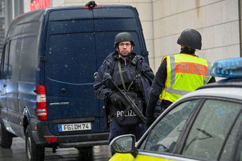 &copy; Reuters. Oficiales de policía aseguran el área en un mercado navideño en Dresde, Alemania, el 10 de diciembre de 2022. REUTERS/Matthias Rietschel