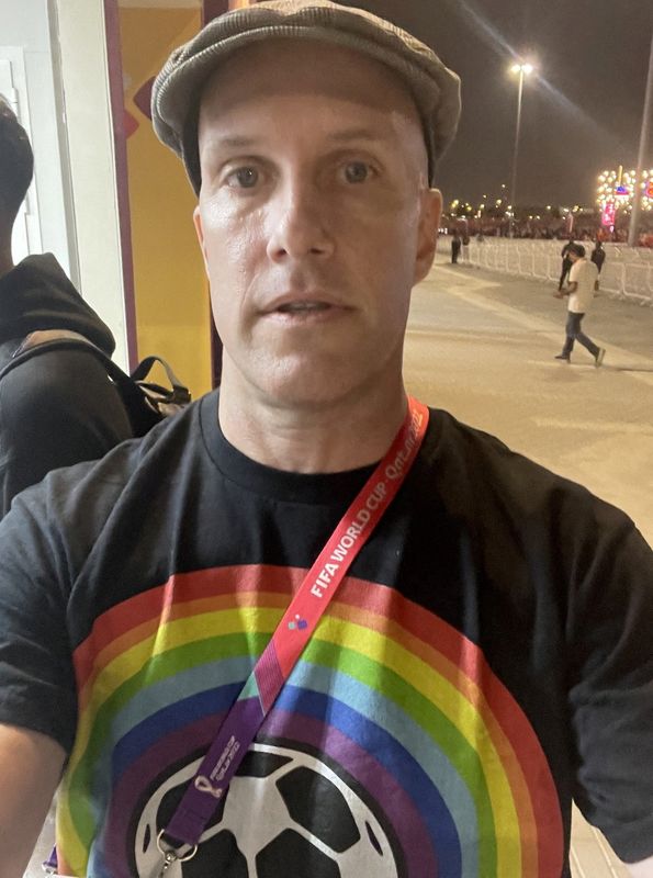 &copy; Reuters. Una selfie muestra a Grant Wahl con una camiseta que apoya los derechos LGBTQ, quien fue detenido y supuestamente obligado a quitársela por la seguridad de la Copa Mundial de Qatar, antes de ingresar al estadio en Al Rayyan, Qatar, publicado el 21 de nov