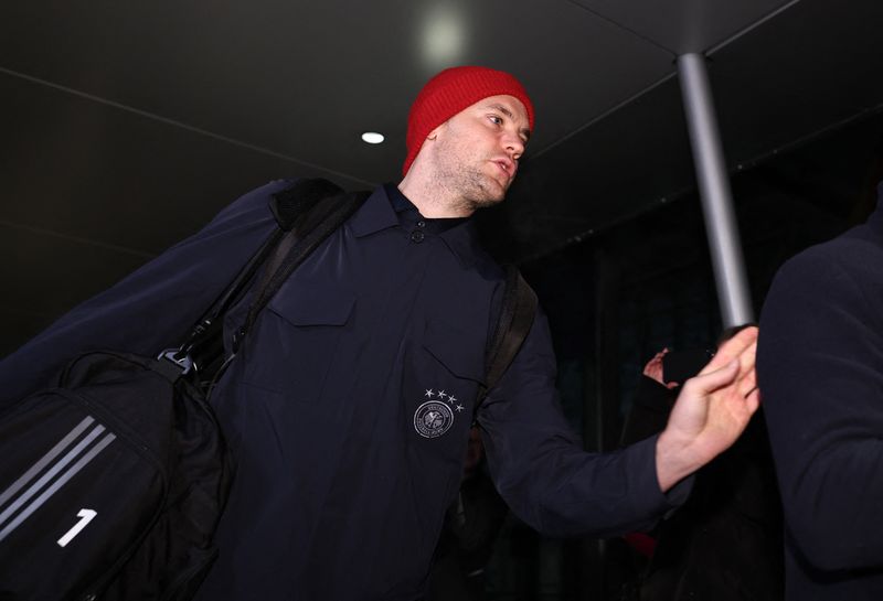 &copy; Reuters. IMAGEN DE ARCHIVO. El arquero Manuel Neuer llega junto a la selección de Alemania a  su país tras quedar eleminados del Mundial de Qatar, en el Aeropuerto de Múnich, Alemania - Diciembre 2, 2022. REUTERS/Lukas Barth