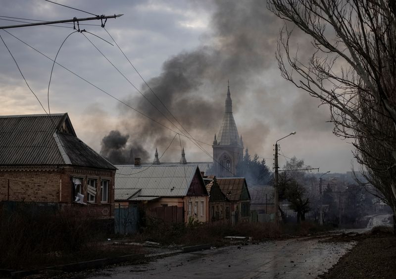 &copy; Reuters. منازل متضررة جراء غارة روسية في باخموت بمنطقة دونيتسك بأوكرانيا يوم الجمعة. تصوير: يفهين تيتوف-رويترز.