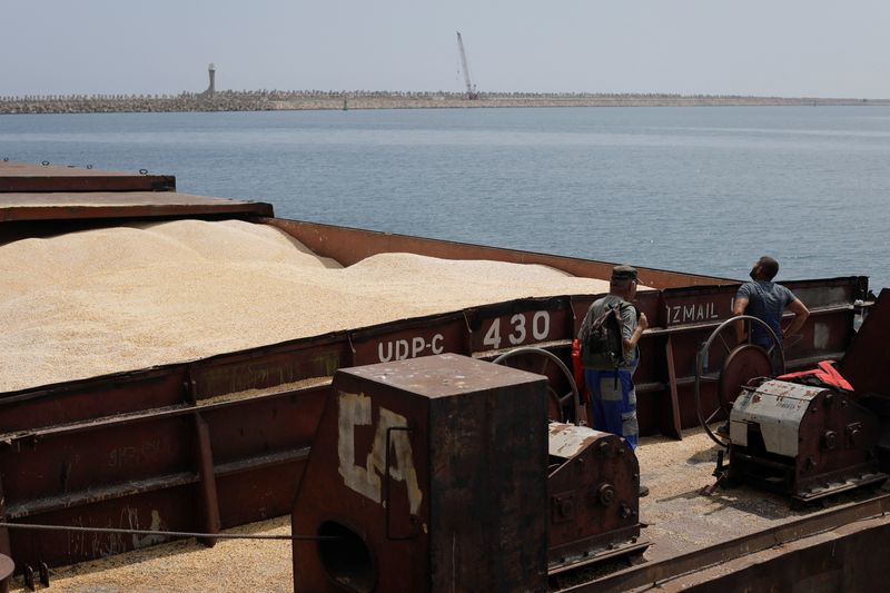 © Reuters. FILE PHOTO: A barge carrying Ukrainian grain is moored for unloading at the COMVEX grain terminal in Constanta harbour, in Constanta, Romania, August 1, 2022. Inquam Photos/George Calin via REUTERS