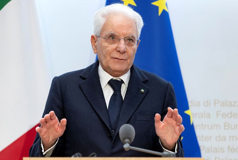 &copy; Reuters. FILE PHOTO: Italian President Sergio Mattarella and the President of the Swiss Confederation Ignazio Cassis (not pictured) take part in a news conference in Bern, Switzerland November 29, 2022. Italian Presidency/Handout via REUTERS 