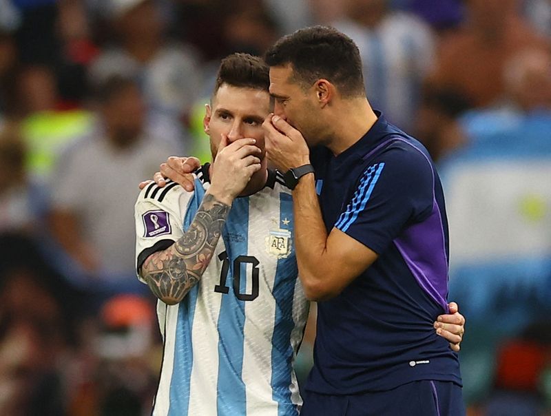 &copy; Reuters. Messi com técnico Lionel Scaloni
 10/12/2022  REUTERS/Kai Pfaffenbach