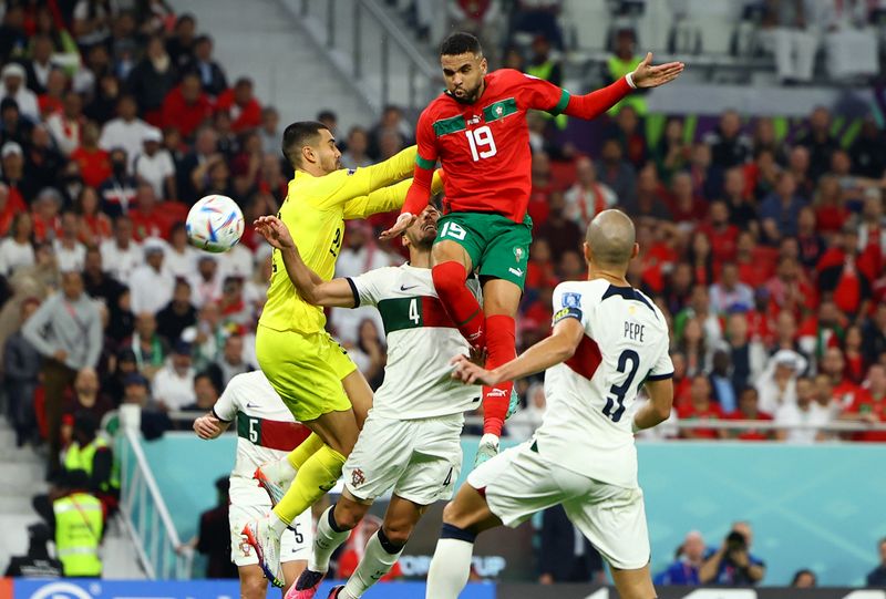 &copy; Reuters. Dic 10, 2022 
Foto del sábado del futbolista de Marruecos Youssef En-Nesyri marcando ante Portugal 
REUTERS/Molly Darlington