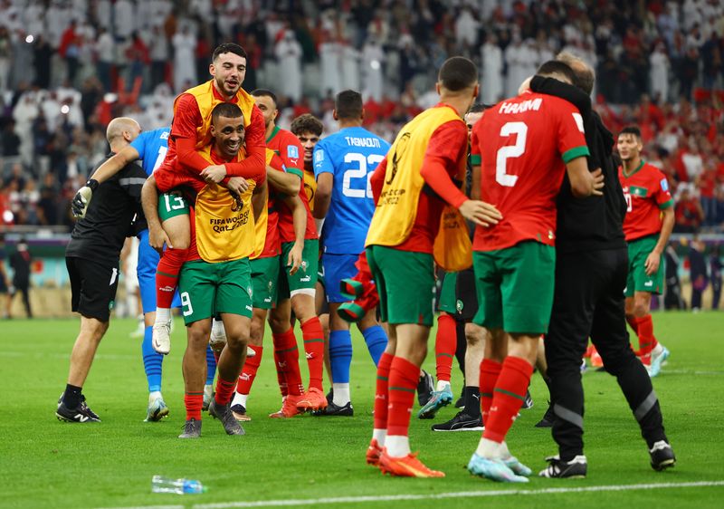 &copy; Reuters. Marroquinos comemoram classificação para semi da Copa do Mundo
 10/12/2022     REUTERS/Molly Darlington