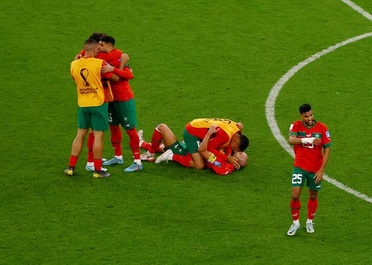 © Reuters. Dic 10, 2022  
Foto del sábado de los futbolistas de Marruecos celebrando la clasificación a las semifinales del Mundial 
 REUTERS/Paul Childs