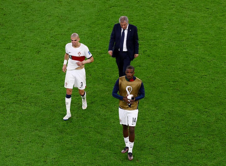 &copy; Reuters. Dic 10, 2022 
Foto del sábado del DT de Portugal Fernando Santos junto a Pepe y William Carvalho tras la eliminación del Mundial 
REUTERS/Paul Childs