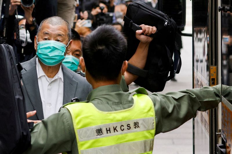 &copy; Reuters. جيمي لاي قطب الإعلام في هونج كونج ومؤسس صحيفة أبل ديلي يغادر مقر المحكمة في صورة من أرشيف رويترز . 