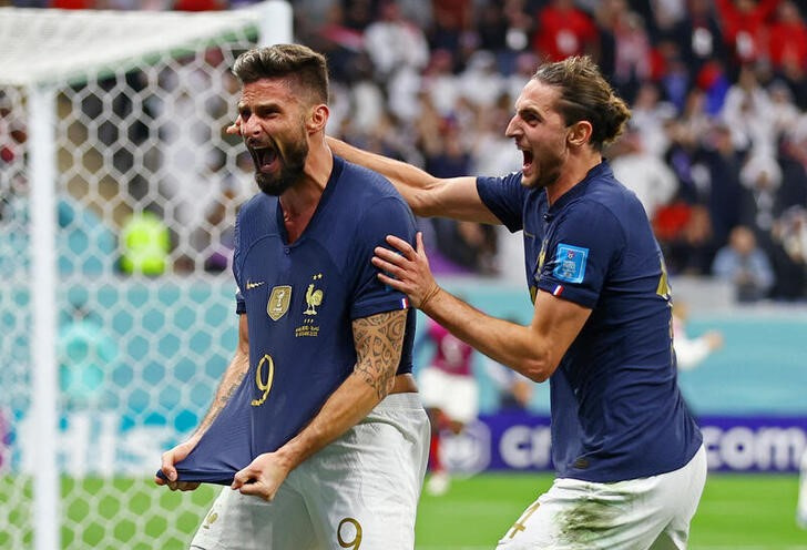 © Reuters. Dic 10, 2022 
Foto del sábado del delantero de Francia Olivier Giroud celebrando con Adrien Rabiot tras marcar ante Inglaterra 
 REUTERS/Matthew Childs