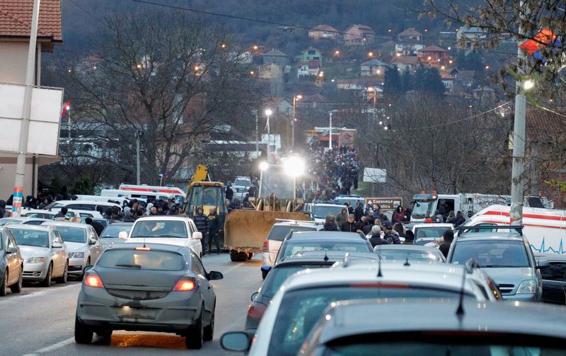 Kosova polisi yolları kapatan yerel Sırplarla karşılıklı ateş açtı
