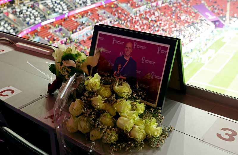 &copy; Reuters. 　米国の著名なサッカージャーナリスト、グラント・ウォール氏が９日、ワールドカップ（Ｗ杯）カタール大会の取材中に急死した。４８歳だった。写真は同氏の写真と手向けられた花（２
