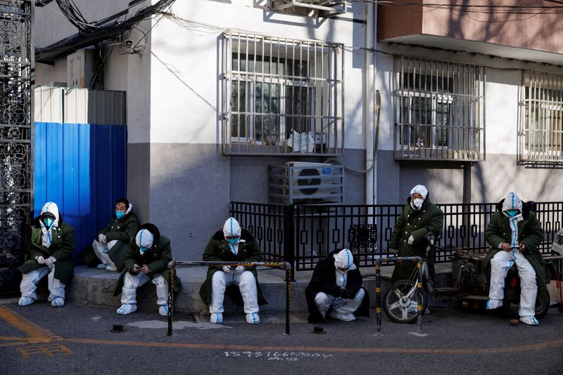&copy; Reuters. Pandemic control workers in protective suits sit in a neighbourhood that used to be under lockdown, as coronavirus disease (COVID-19) outbreaks continue, in Beijing, China December 10, 2022. REUTERS/Thomas Peter    