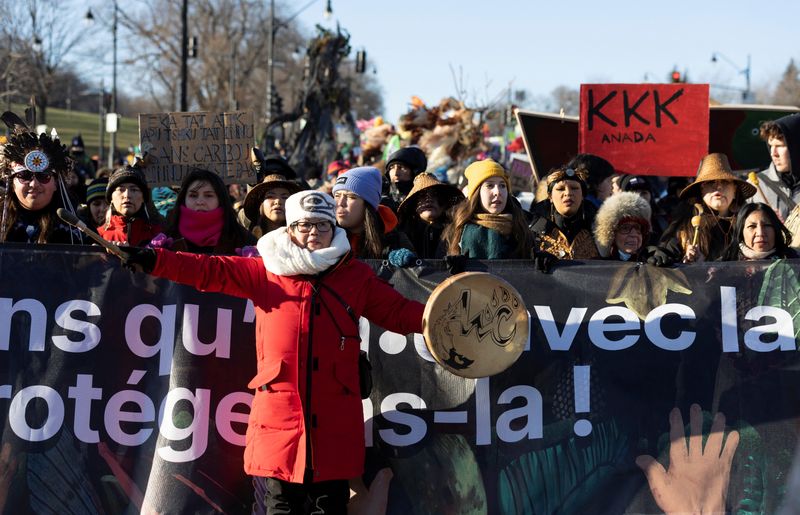 © Reuters. أشخاص يشاركون في مسيرة خلال تستضيف قمة الأمم المتحدة للتنوع البيولوجي في مونتريال يوم السبت. تصوير: كريستين موشي - رويترز