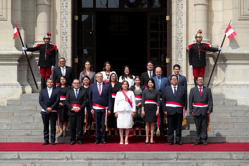 &copy; Reuters. رئيسة بيرو الجديدة دينا بولوارت تتوسط حكومتها الجديدة في ليما يوم السبت. تصوير: سبستيان كاستانيدا - رويترز