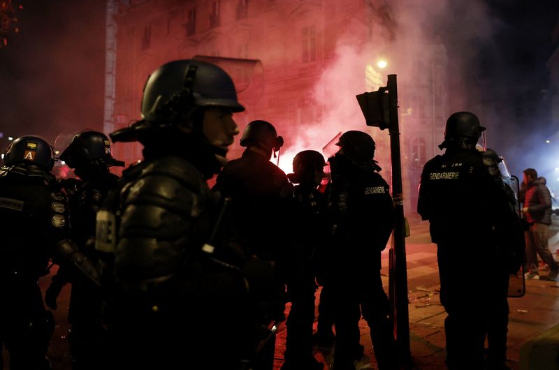 &copy; Reuters. Des policiers pendant les célébrations à Paris des fans de l'équipe marocaine de football. /Photo prise le 10 décembre 2022/REUTERS/Benoit Tessier