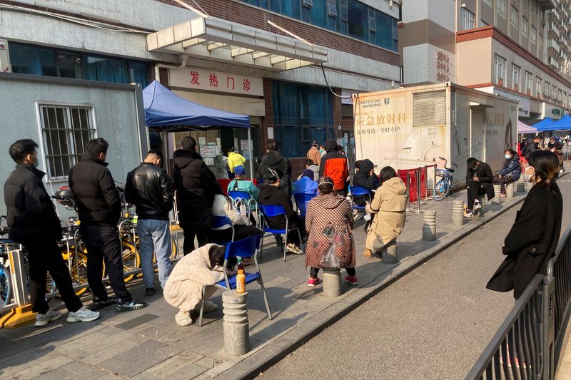 &copy; Reuters. La gente hace fila fuera de una denominadas una clínica de fiebre de un hospital, después de que el gobierno aflojó gradualmente las restricciones sobre el control de la enfermedad por coronavirus (COVID-19), en Wuhan, provincia de Hubei, China, 10 de 