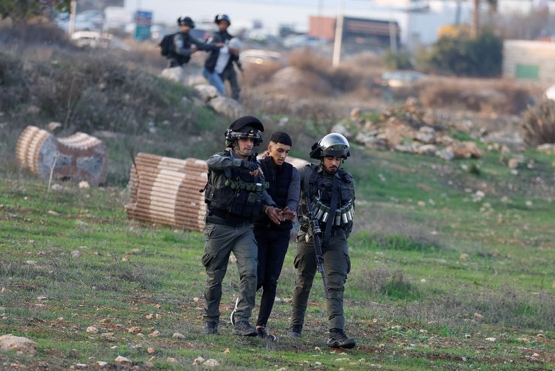 © Reuters. شرطة الحدود الأسرائيلية تعتقل فلسطينيا خلال اشتباكات بالقرب من رام الله في الضفة الغربية المحتلة يوم الثامن من ديسمبر 2022. تصوير: محمد تركمان - رويترز.