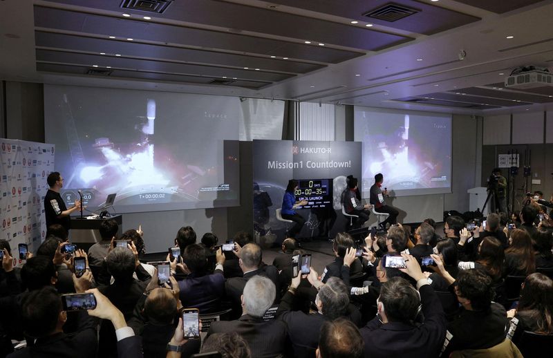 &copy; Reuters. Funcionarios de la misión HAKUTO-R de ispace Inc observan la transmisión en vivo del lanzamiento de un cohete SpaceX Falcon 9 para ispace desde la Estación de la Fuerza Espacial de Cabo Cañaveral, en Tokio, Japón, el 11 de diciembre de 2022. Crédito