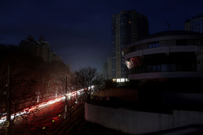 © Reuters. A view shows apartment buildings without electricity during a power outage after critical civil infrastructure was hit by Russian drone attacks, as Russia's invasion of Ukraine continues, in Odesa, Ukraine December 10, 2022.  REUTERS/Serhii Smolientsev