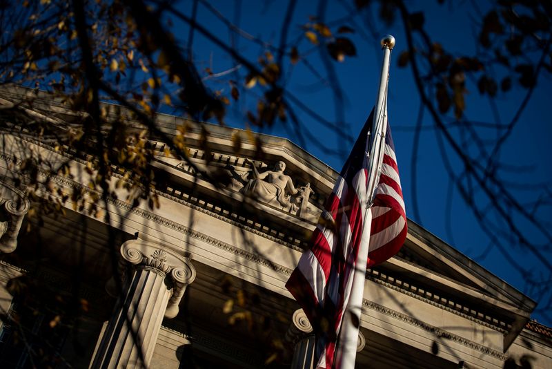 © Reuters. العلم الأمريكي يرفرف أمام مبنى وزارة العدل الأمريكية في واشنطن - صورة من أرشيف رويترز.
